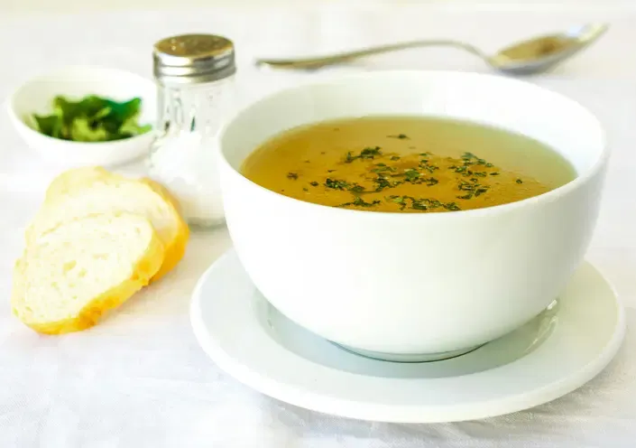 Eierstich in klarer Brühe serviert in einer Schüssel.