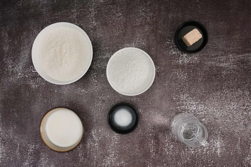 Ein angeschnittenes, dampfendes veganes Bauernbrot mit goldbrauner Kruste, bereit zum Servieren und Geniessen.