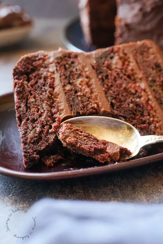 Ein Ansicht der saftigen Schoko-Zucchini-Torte mit Schokocreme, perfekt für Geburtstagsfeiern.
