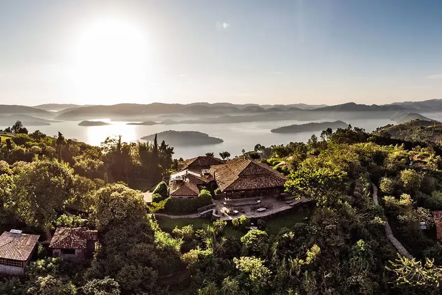 Ein Blick aus der Luft auf die Virunga-Vulkane und Vulkanseen