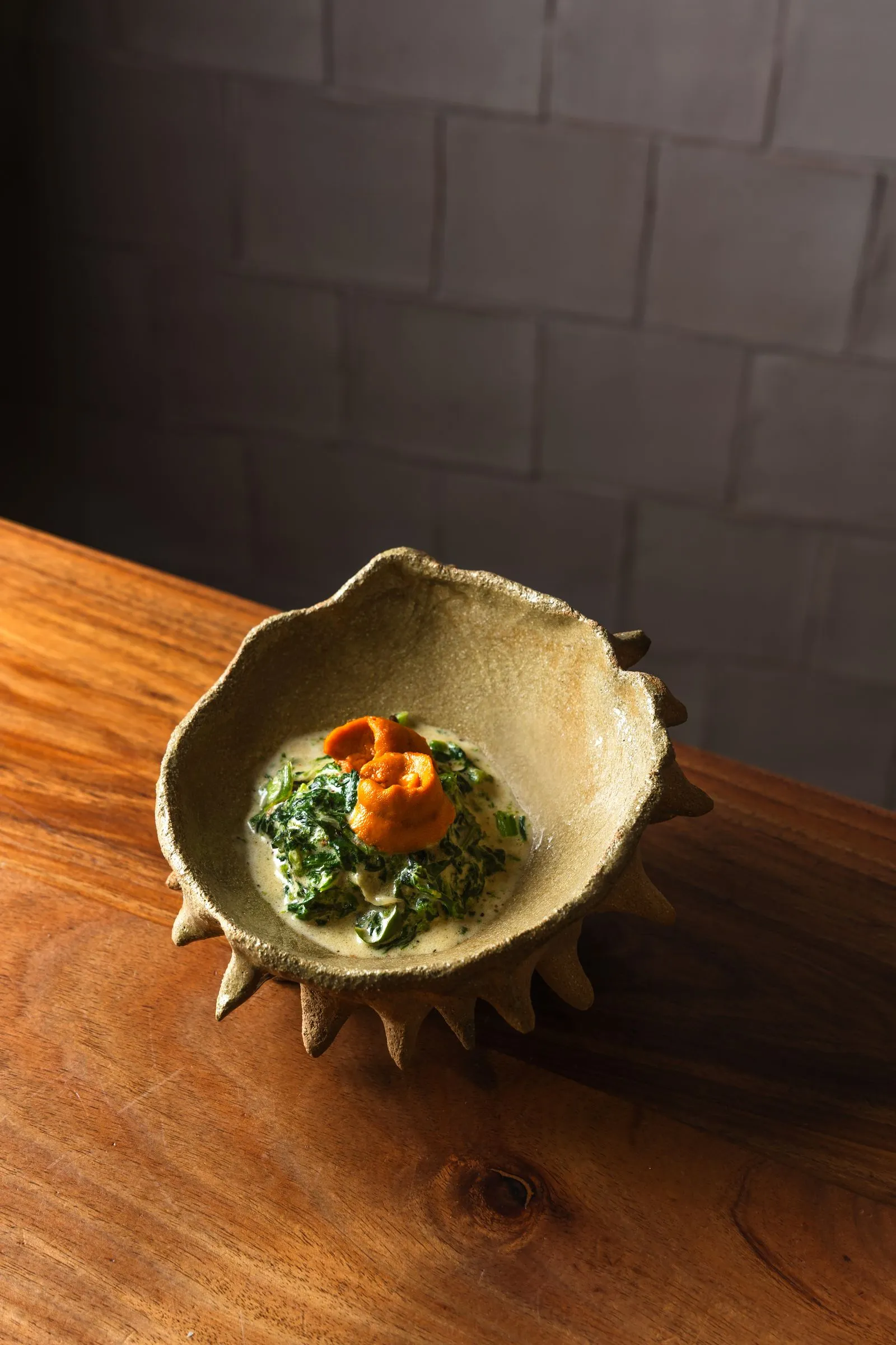 Ein Blick in die Küche von Cañabota, einem der bekanntesten Restaurants in Sevilla, das für seine kreativen Fischgerichte bekannt ist