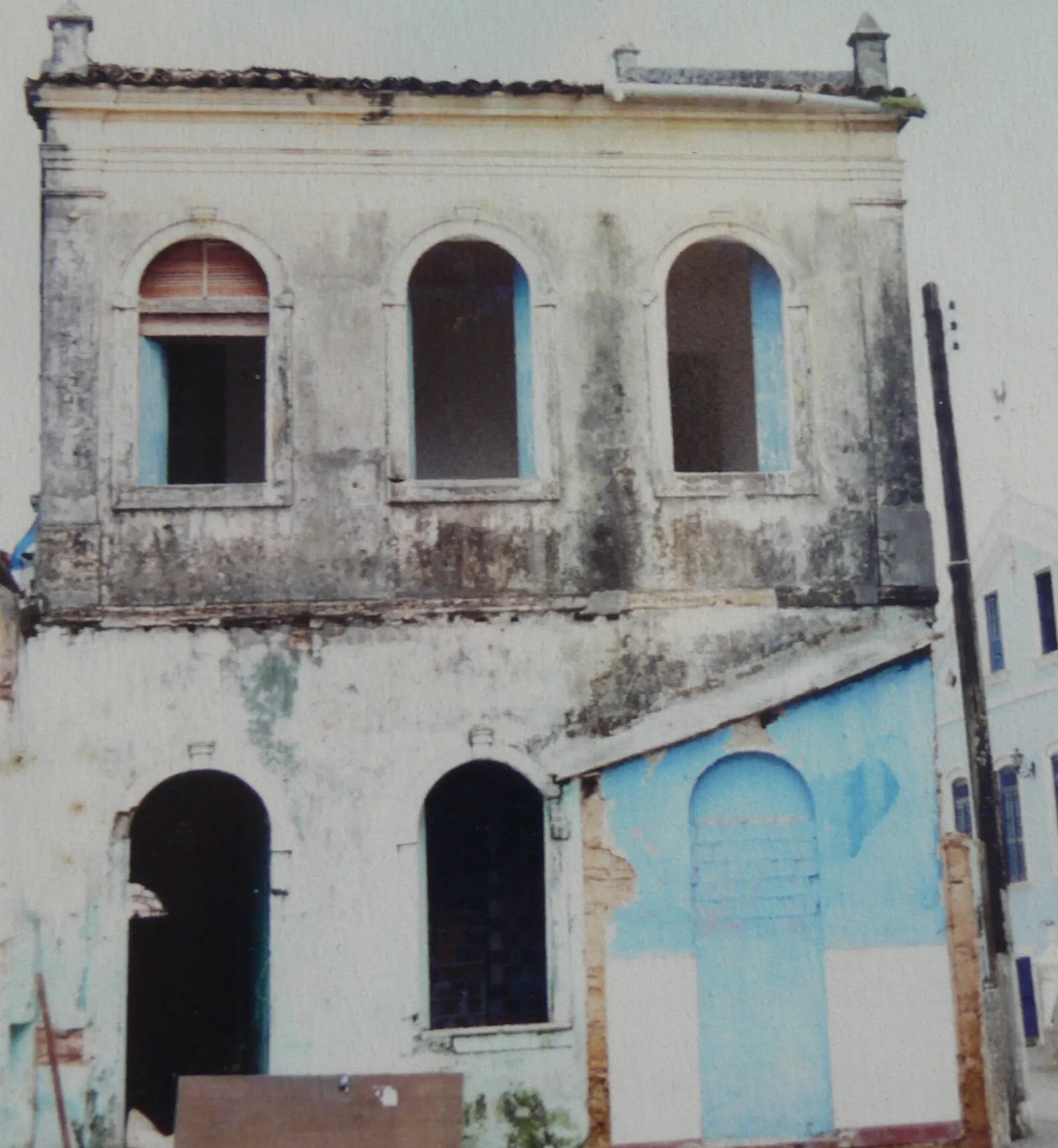 Ein Bücherregal mit verschiedenen Büchern und Ordnern, das kulturelles Kapital symbolisiert