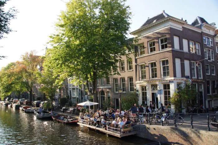 Ein charmantes Bootscafé auf einer Gracht in Amsterdam
