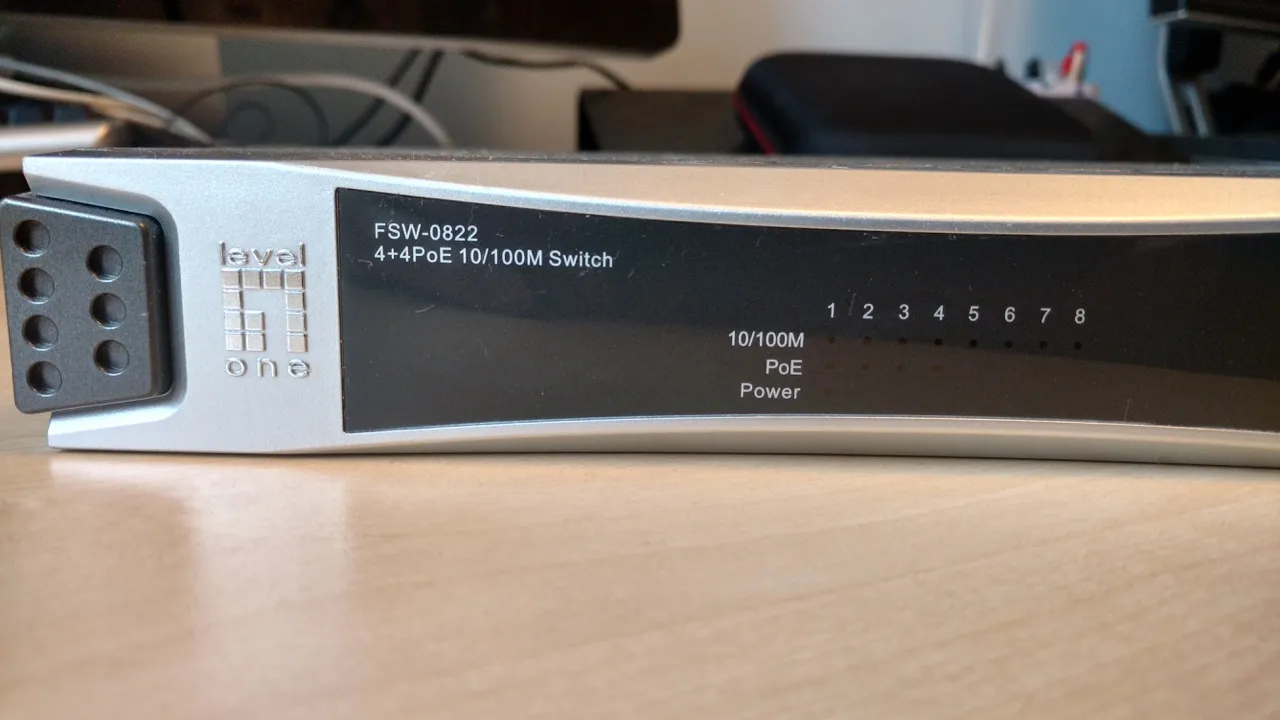 Ein Cisco SPA 301 SIP-Telefon von der Seite mit angeschlossenem Kabel