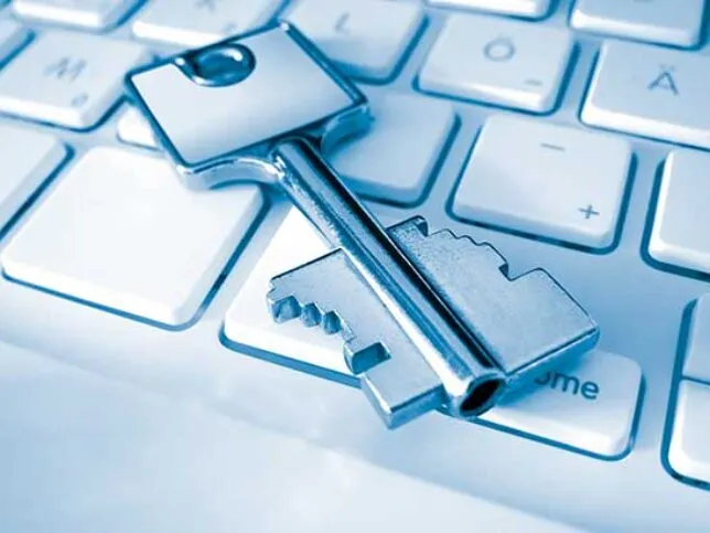 Ein Computerbildschirm zeigt ein Vorhängeschloss-Symbol und den Text &quot;Sicherheitszertifikat&quot;, was die SSL-Verschlüsselung der Lexoffice-Verbindung visualisiert.