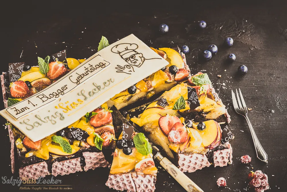 Ein dekorativer Kuchen, der die Freude am Backen symbolisiert.