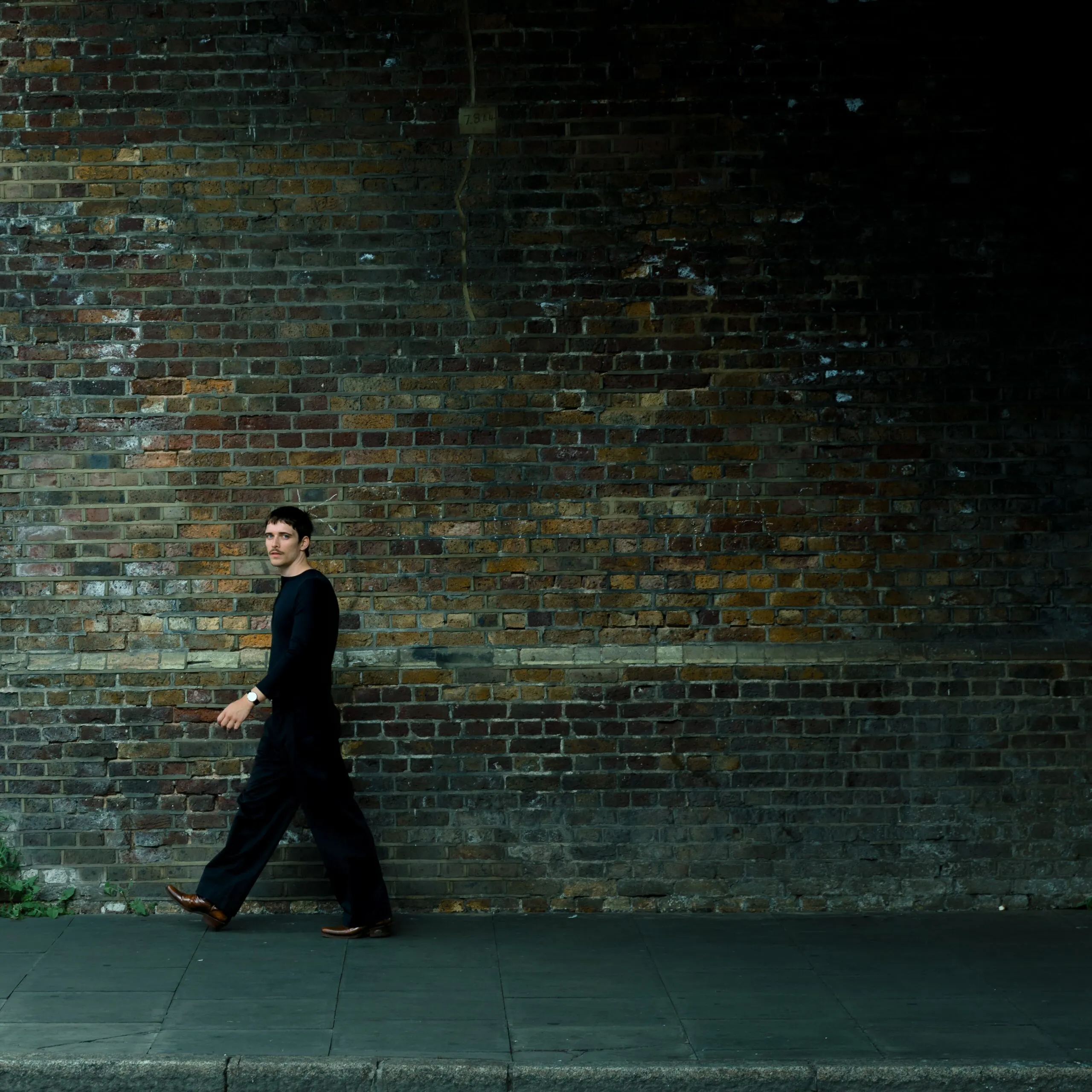 Ein Detailbild zeigt die robuste Verarbeitung eines Sisalstamms eines Deckenspanner-Kratzbaums, gefertigt mit deutscher Präzision.