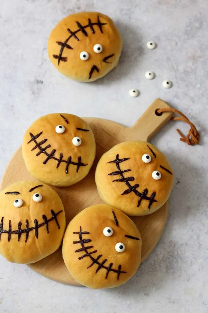 Ein einzelnes, frisch gebackenes Halloween Brötchen, verziert als kleiner Geist.