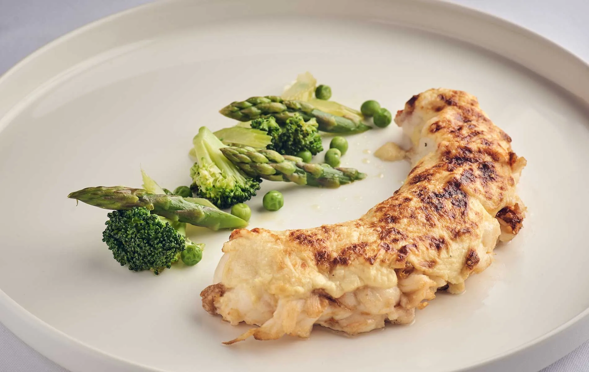 Ein exquisiter Teller mit Meeresfrüchten, der die Vielfalt und Frische der Küche im Restaurant Dionysos darstellt