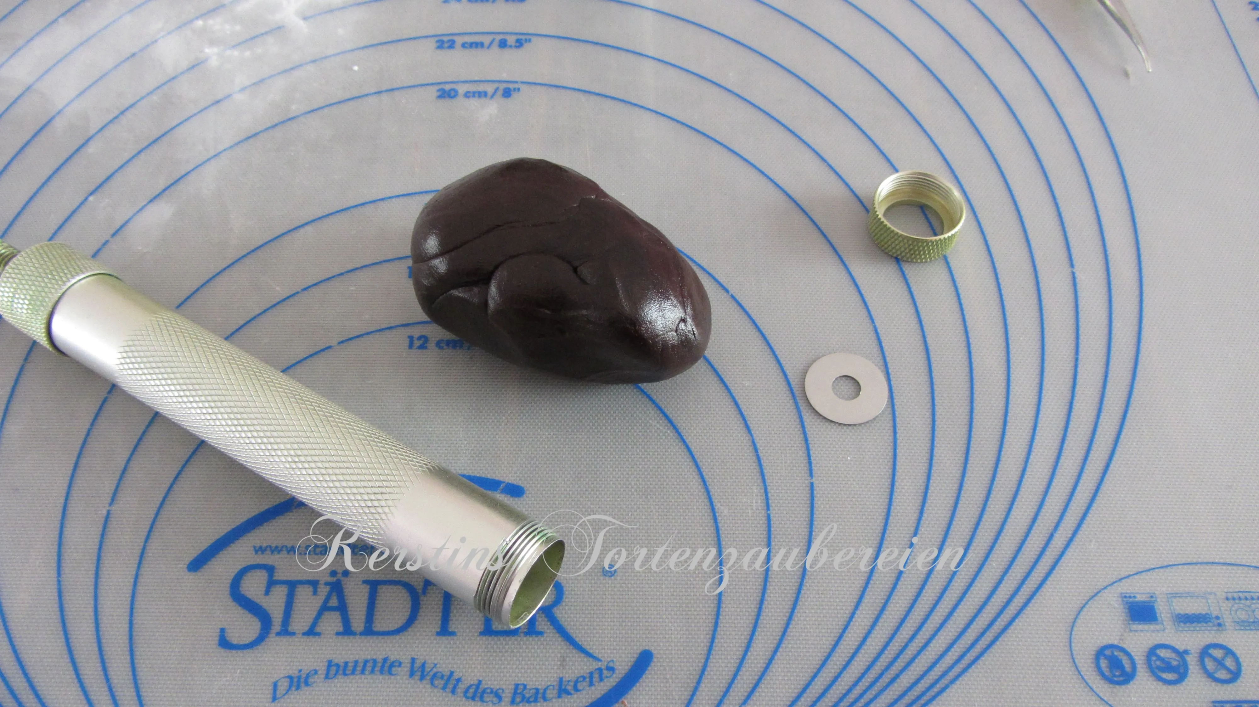 Ein Extruder, aus dem Schokofondant in Form einer Kordel gepresst wird