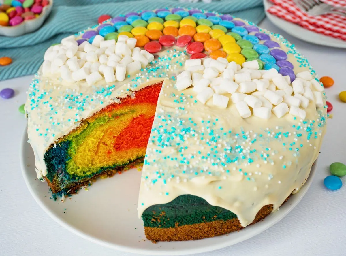 Ein farbenfroher Regenbogenkuchen, der bei Kindern stets für Begeisterung sorgt