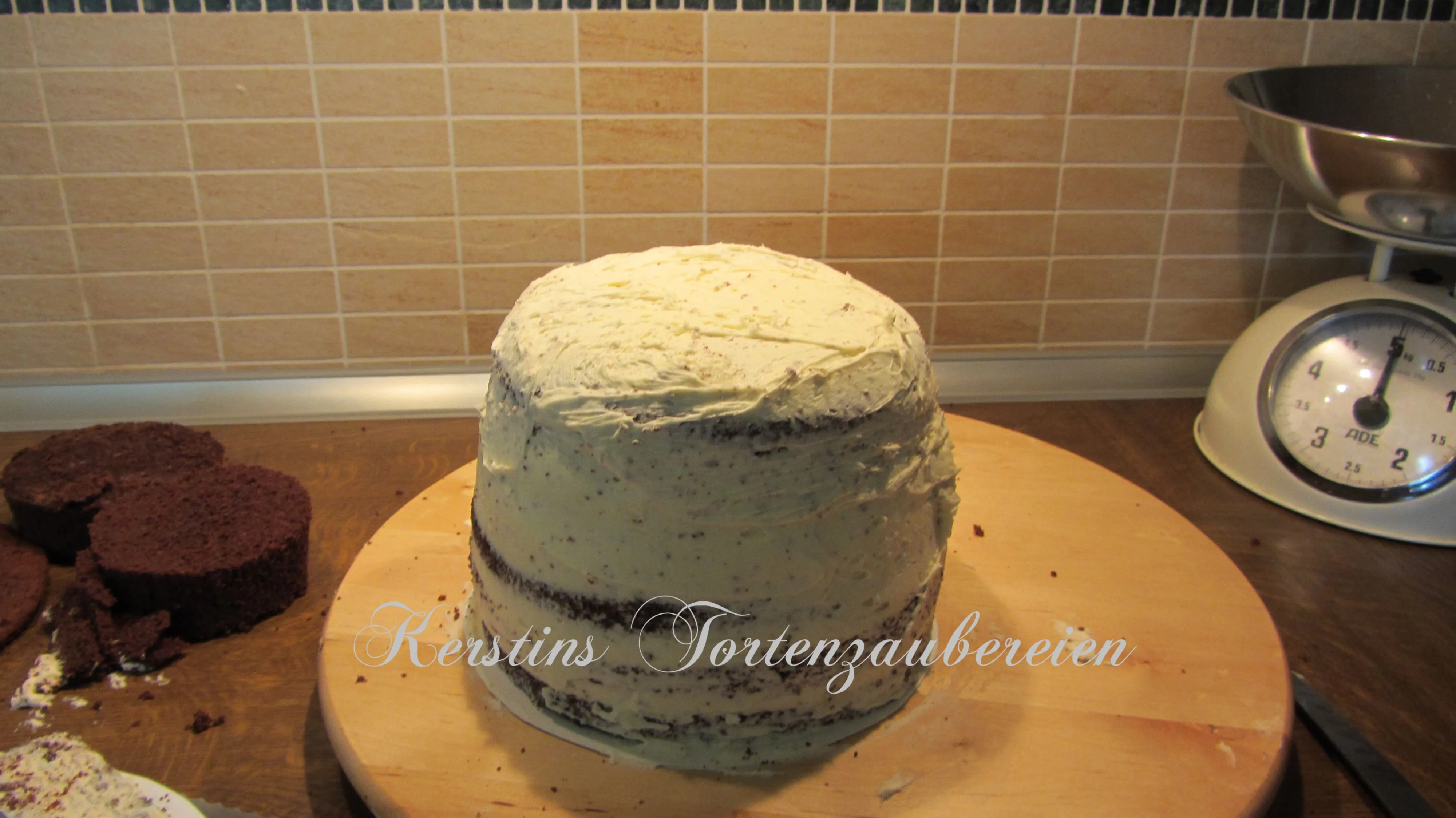 Ein fertig eingedeckter und mit ersten Details versehener Kuchen, der die Form eines Sacks annimmt