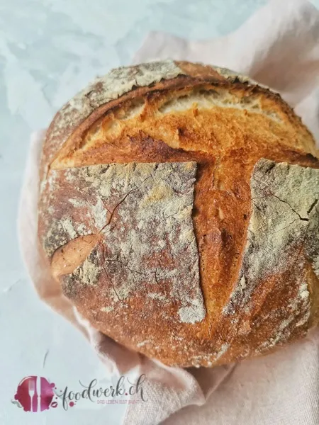 Ein fertig geformtes Hausbrot vor dem Backen, einfach zubereitet