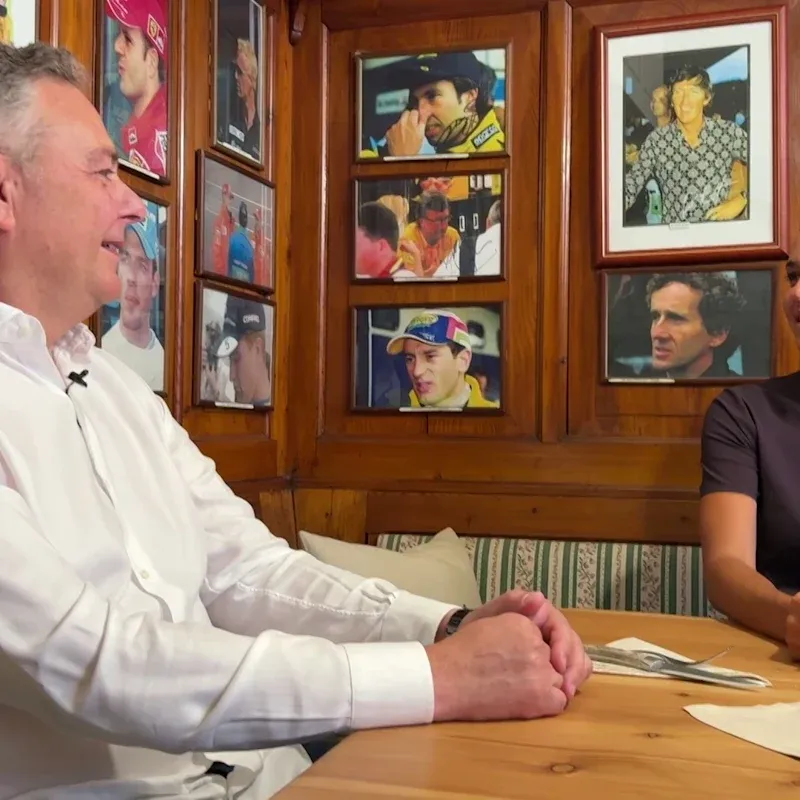 Ein Formel-1-Fahrer konzentriert sich im Cockpit seines Rennwagens, bereit für den Start.