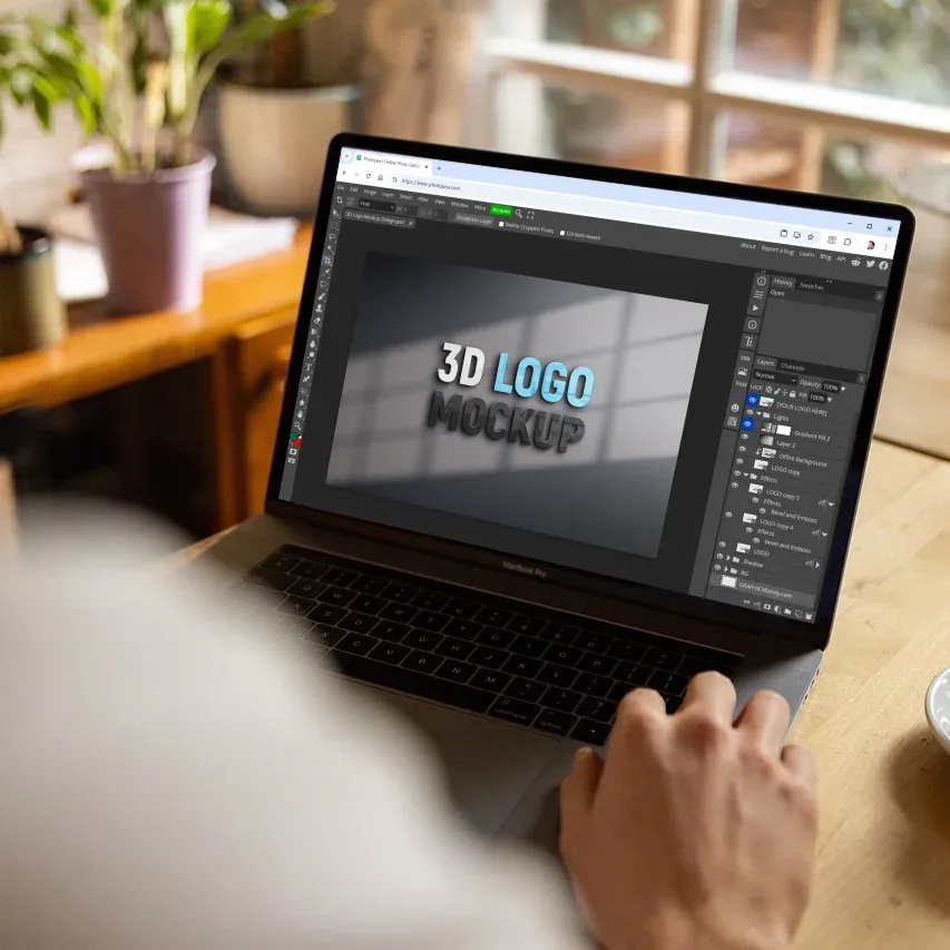 Ein Freelancer nutzt Photopea auf einem Laptop für Grafikdesign und professionelle Bildbearbeitung