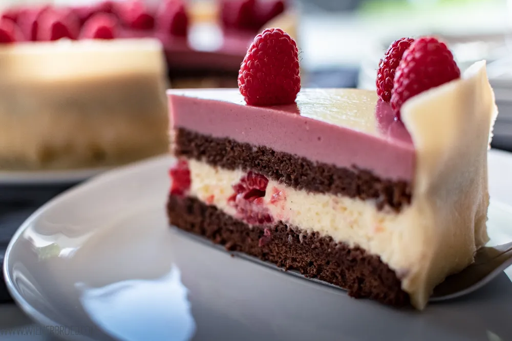 Ein frisch zubereiteter dänischer Geburtstagskuchen Lagkage von oben betrachtet, verziert mit frischen Himbeeren