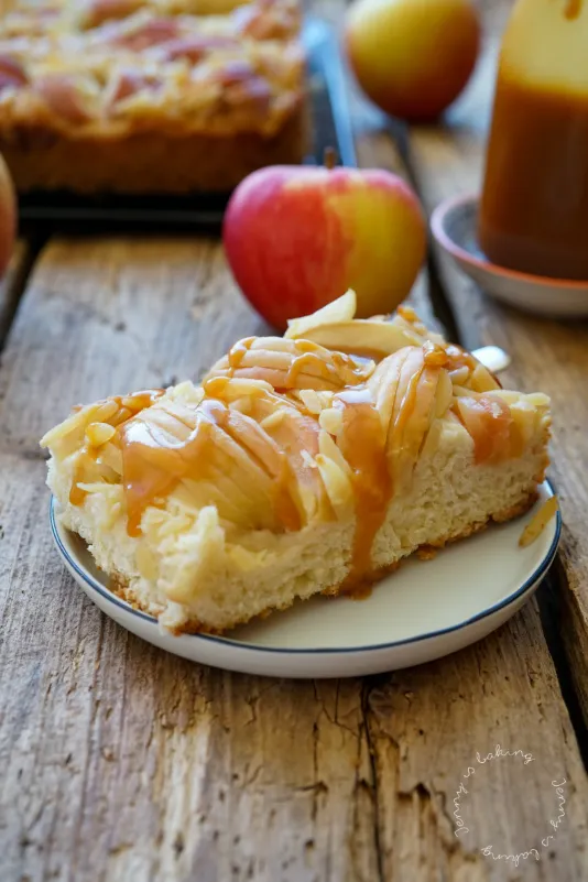 Ein frischer, gebackener Butterkuchen mit Äpfeln, Mandeln und einer großzügigen Schicht Karamellsoße