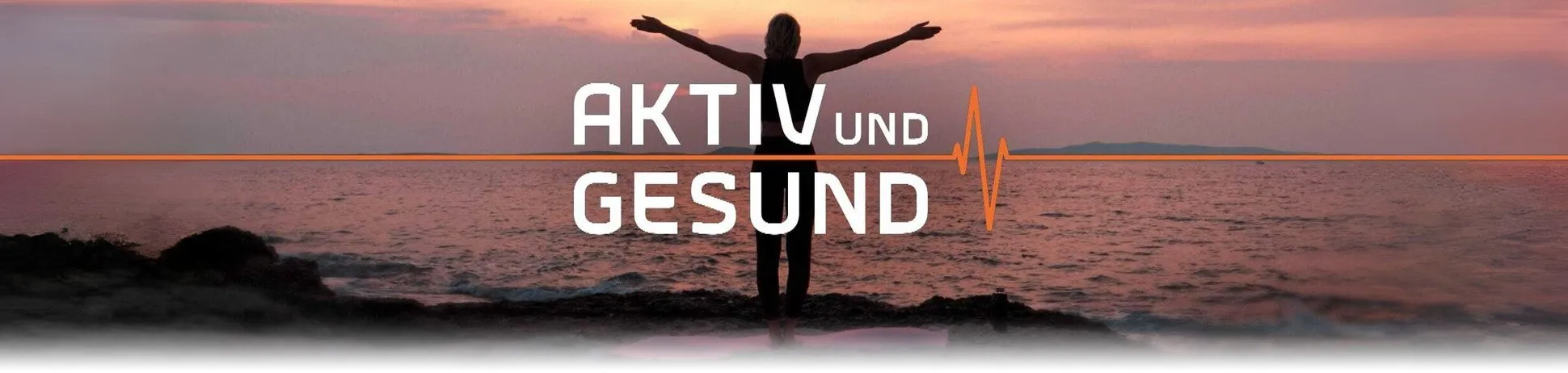 Ein frischer Salat mit Avocado, Tomaten und Sprossen in einer Holzschale