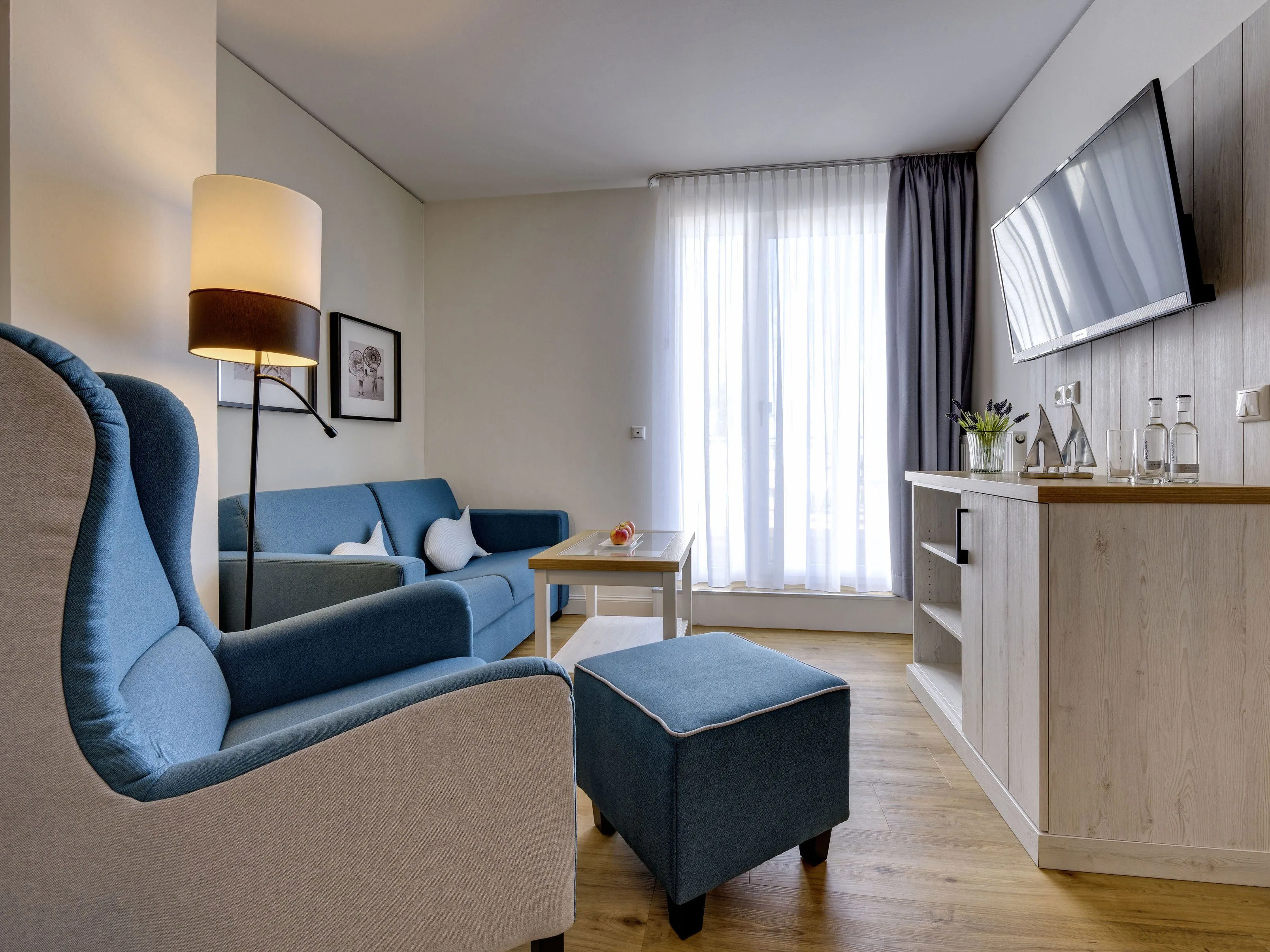 Ein gemütliches Hotelzimmer mit Meerblick, das zur Entspannung einlädt