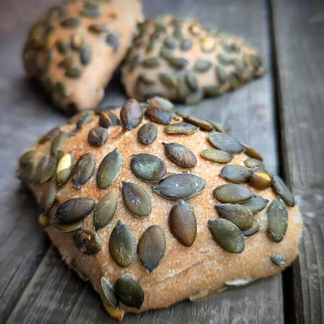 Ein goldbraunes Kürbiskernbrötchen mit Hefe, bereit zum Genießen