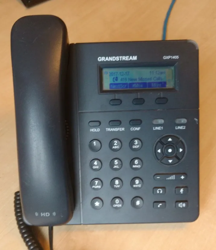 Ein Grandstream GXP 1405 SIP-Telefon auf einem Schreibtisch