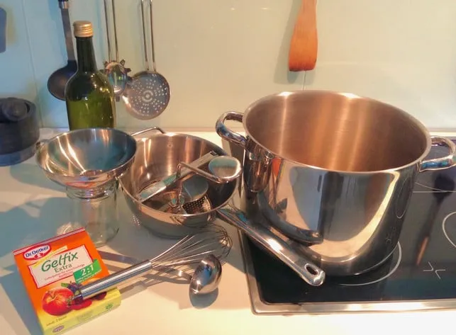 Ein großer Kochtopf, ein Passiersieb und ein Trichter, wichtige Utensilien zum Marmeladekochen