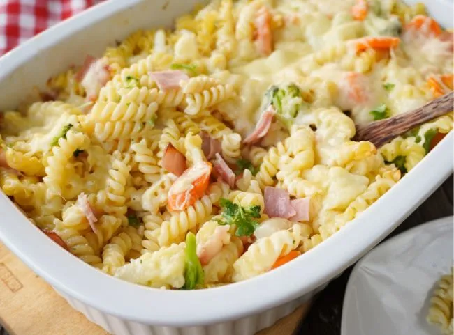 Ein großzügiger, cremiger Nudelauflauf mit Schinken und Käse, bereit zum Servieren
