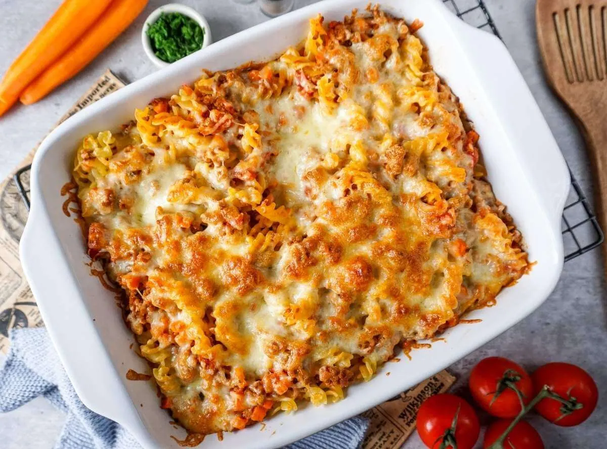 Ein herzhafter Nudelauflauf mit Hackfleisch und Gemüse, appetitlich angerichtet