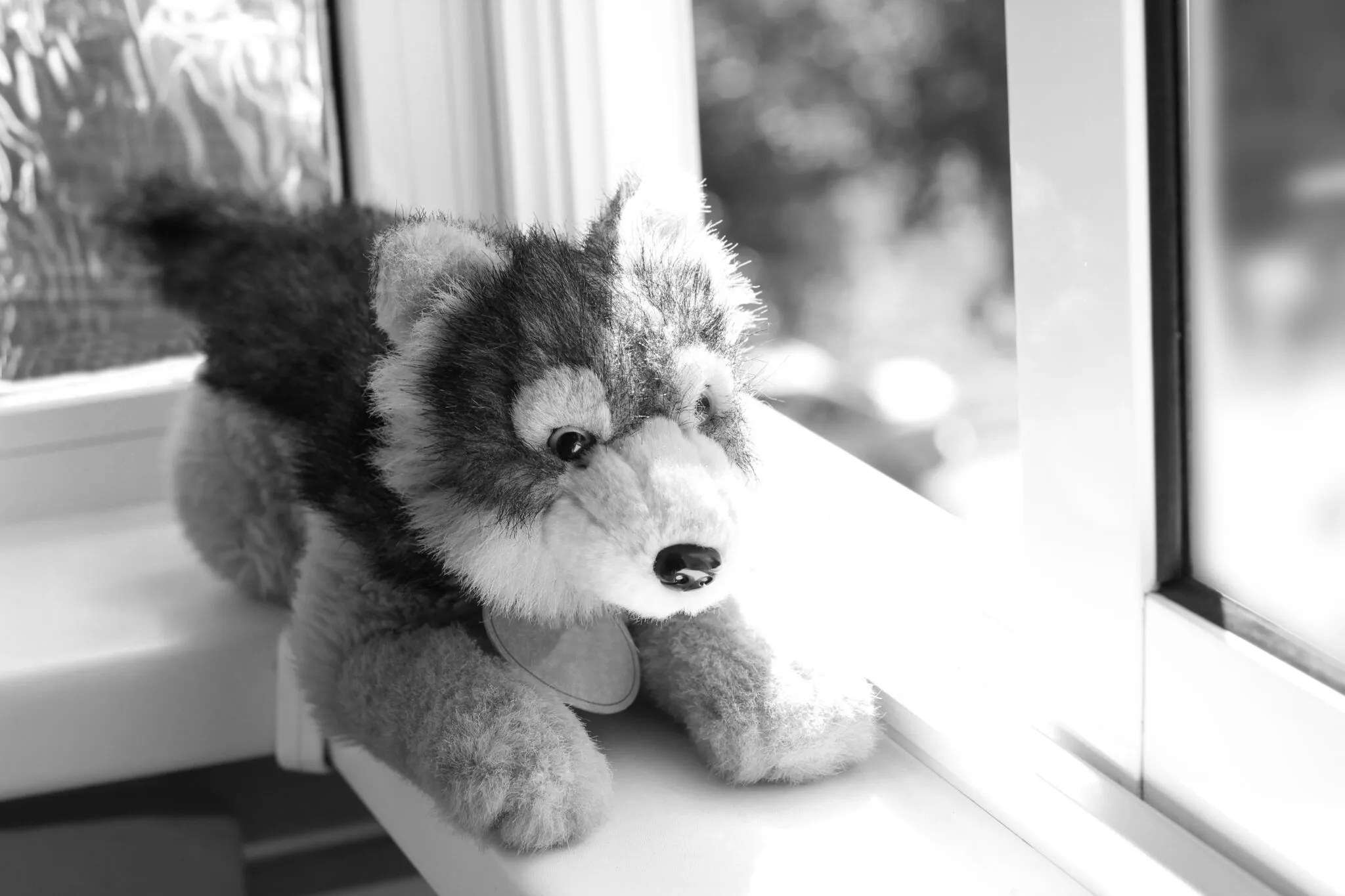 Ein Kind umarmt sein Lieblingskuscheltier, welches auf keiner Reise fehlen sollte