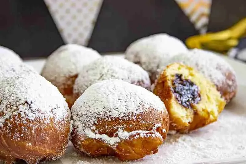 Ein klassischer Berliner Pfannkuchen ohne Loch, bestreut mit Puderzucker