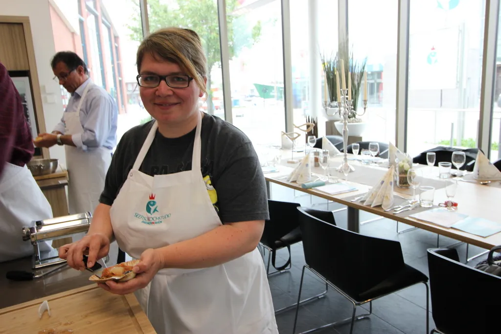 Ein Kochkurs zum Thema Fisch in einem modernen Seefischkochstudio in Bremerhaven
