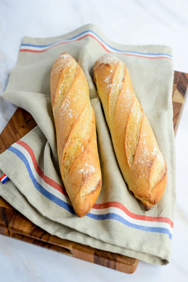 Ein Korb voller frischer, perfekt gebackener Baguettes