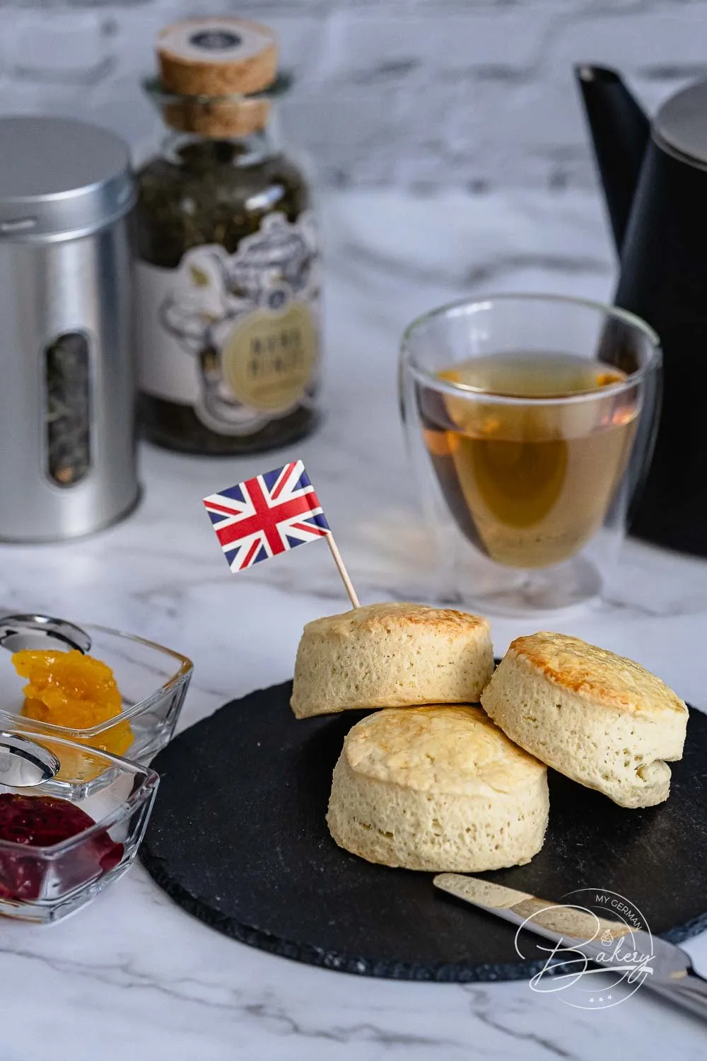 Ein Korb voller goldbraun gebackener englischer Scones, frisch aus dem Ofen