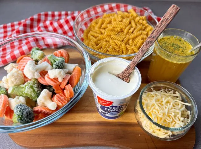 Ein köstlicher Nudelauflauf mit buntem Gemüse und goldbrauner Käsekruste, frisch aus dem Ofen