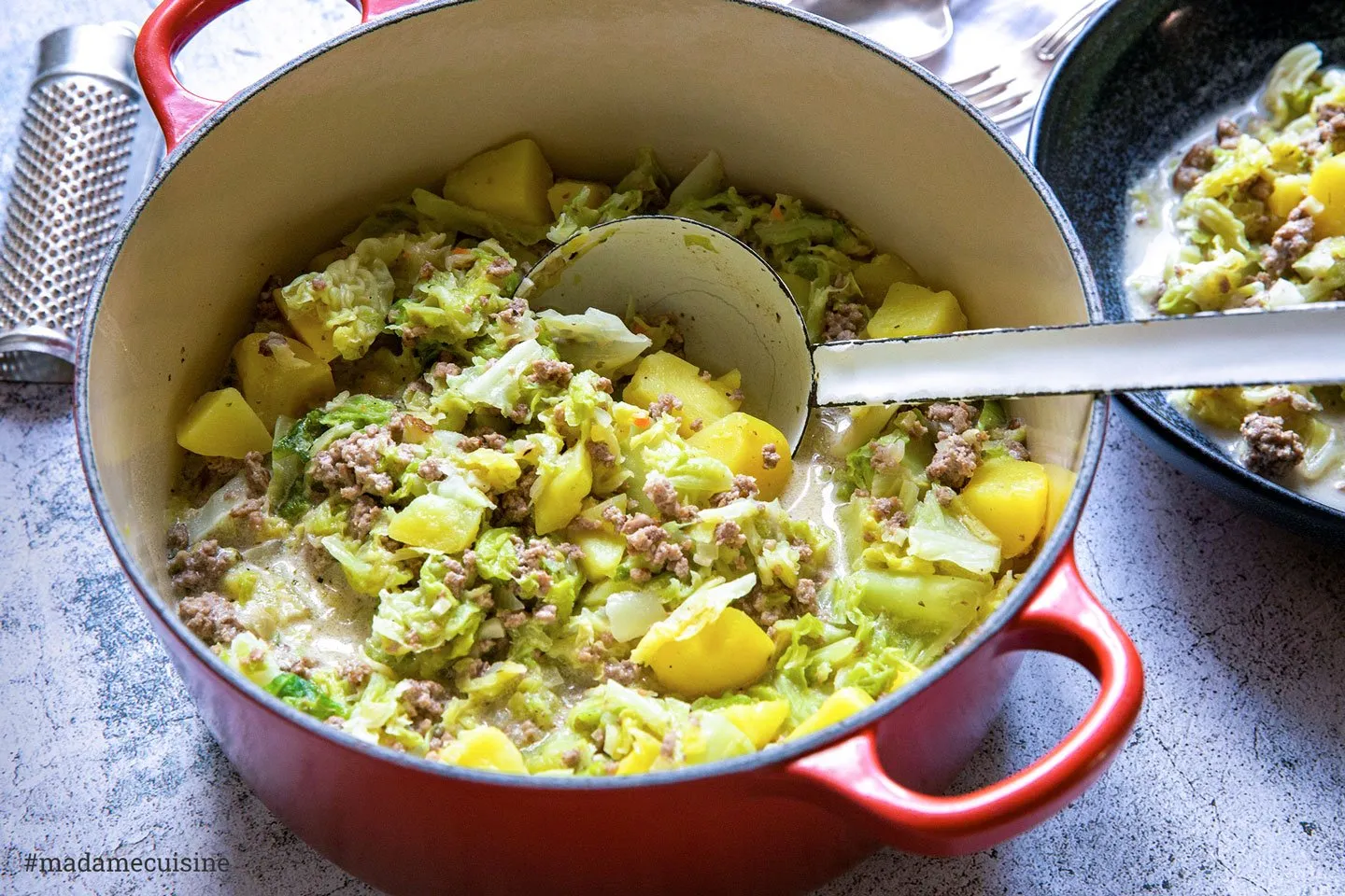 Ein köstlicher Wirsing-Eintopf mit Hackfleisch und Kartoffeln, appetitlich angerichtet in einer Schüssel