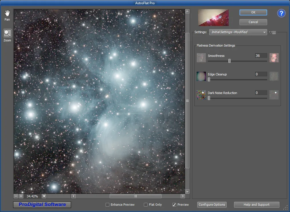 Ein Kreativer arbeitet an einem komplexen Bildbearbeitungsprojekt in Adobe Photoshop auf einem modernen Monitor.
