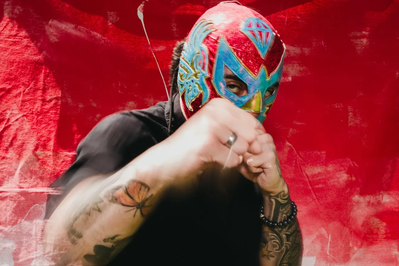 Ein Künstler im Rampenlicht, der die Innovation und das Design moderner Waschmaschinen widerspiegelt