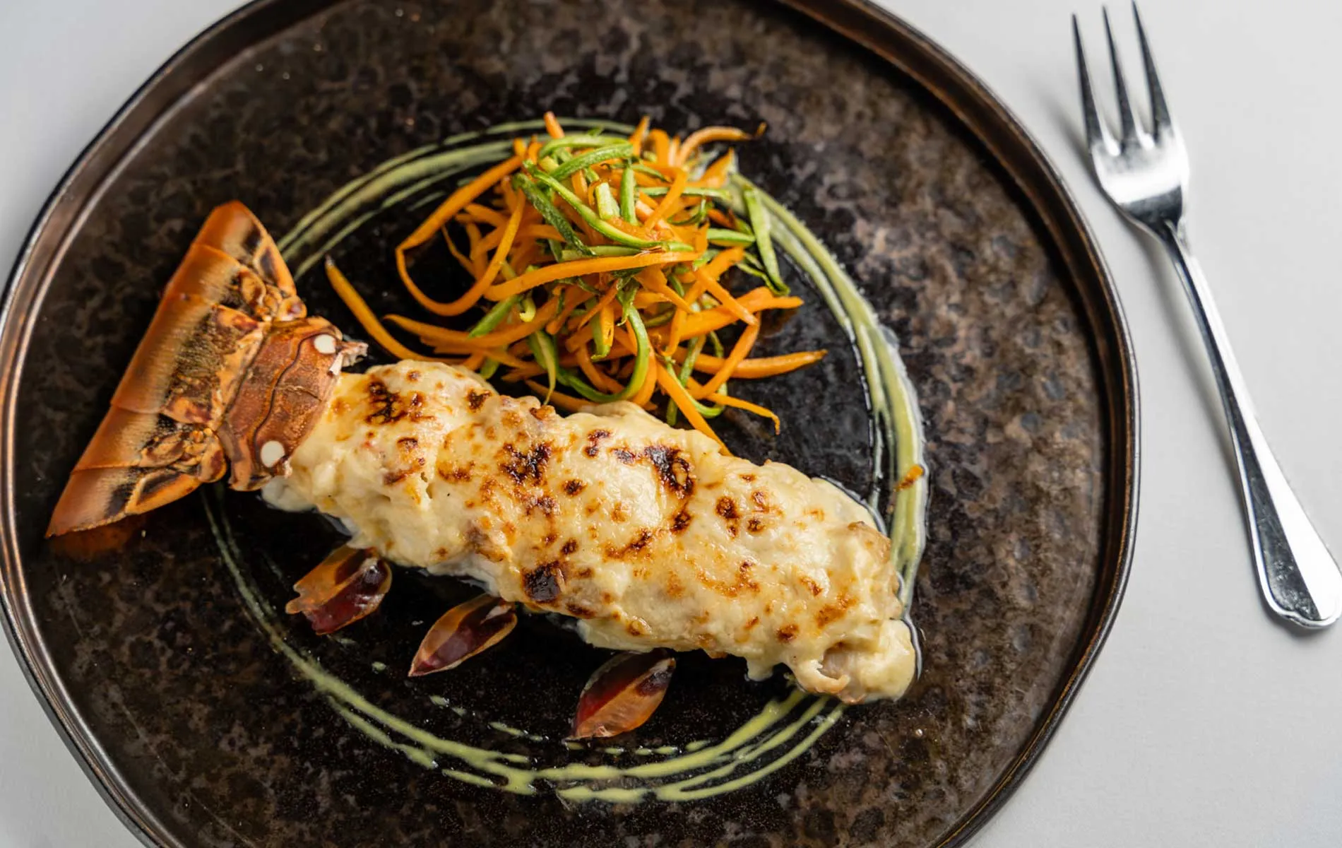 Ein kunstvoll angerichteter Teller mit einem modernen deutschen Gericht, das frische Zutaten hervorhebt