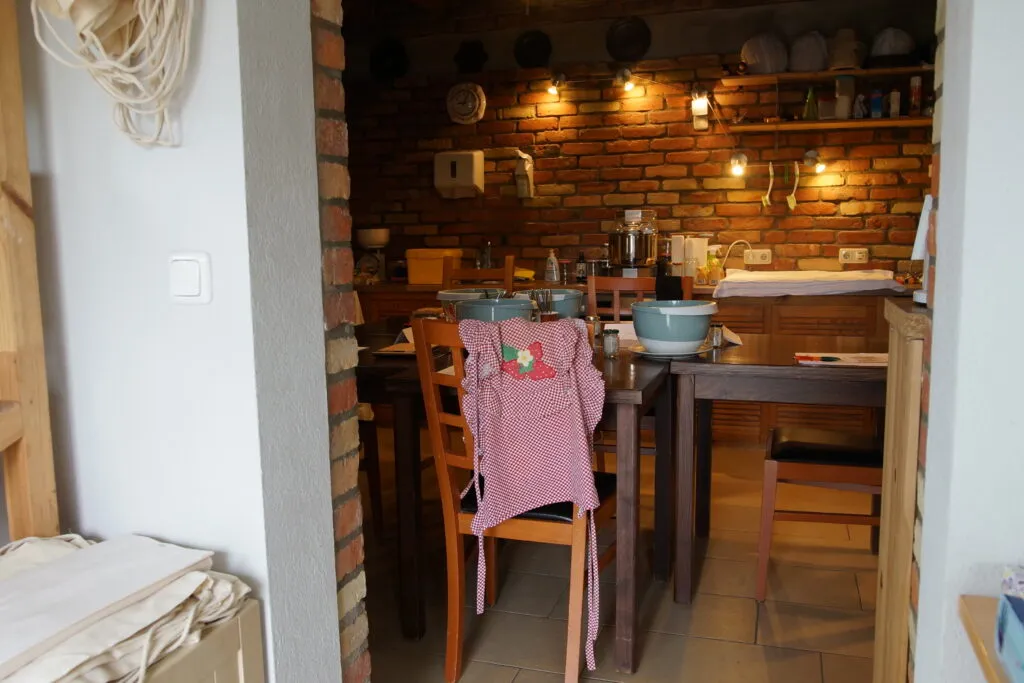 Ein Laib Brot wird vorsichtig in den Ofen geschoben