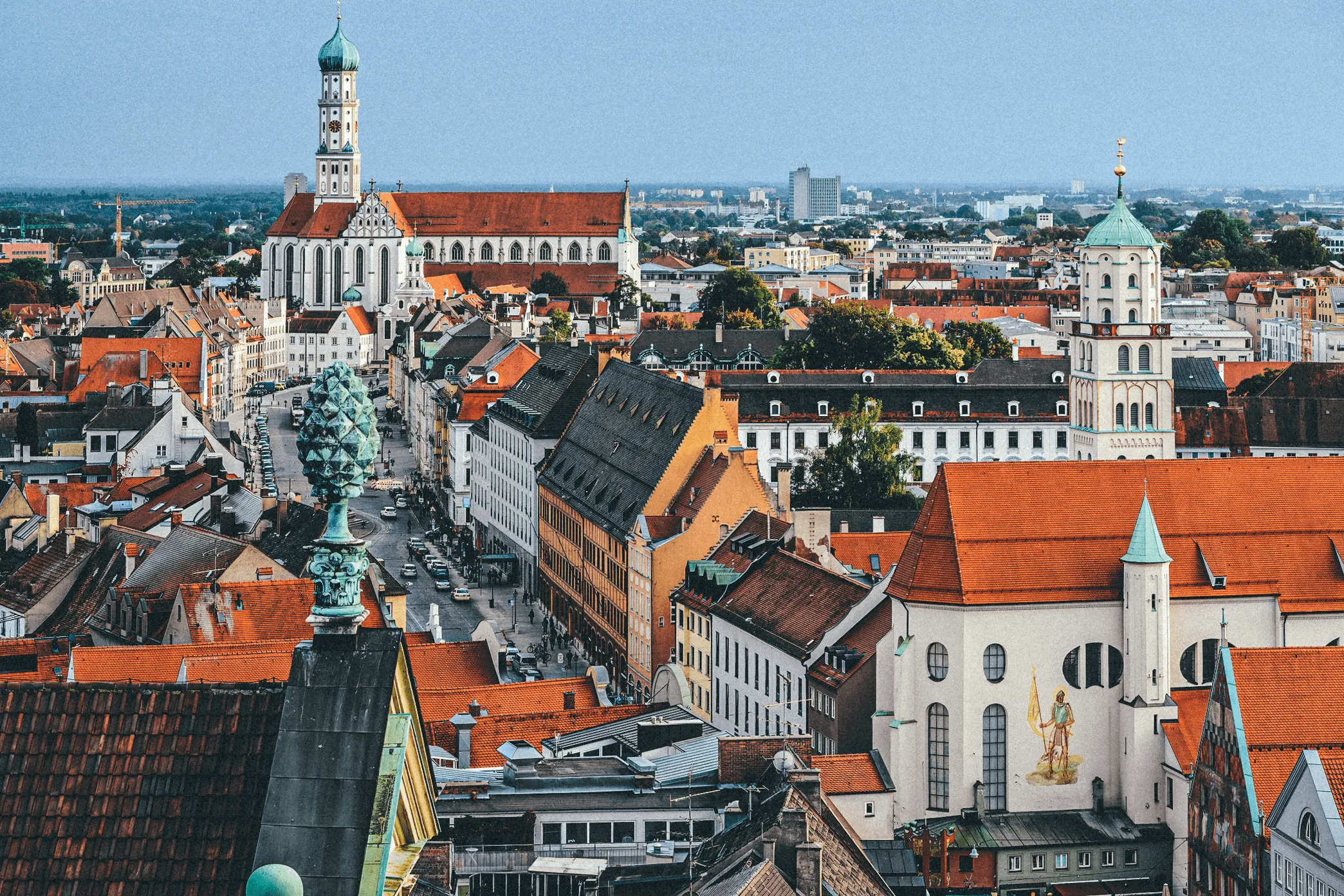 Ein malerischer Blick über die Dächer der historischen Augsburger Altstadt, eingefangen bei sonnigem Wetter