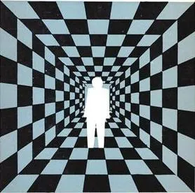 Ein Mann sitzt allein in einem spartanisch eingerichteten Raum und starrt auf ein Schachbrett.