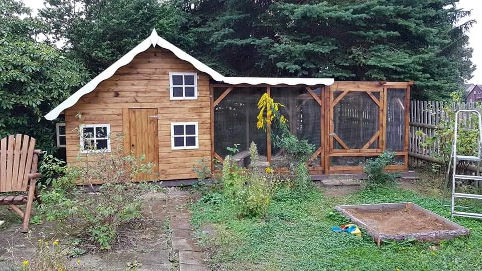 Ein mardersicheres Außengehege für Meerschweinchen, das die höheren Investitionskosten der Außenhaltung verdeutlicht.