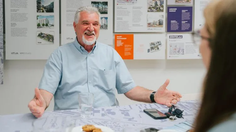 Ein Mieter in seiner Wohnung, die mit Erdwärme beheizt wird, ein Beispiel für erfolgreichen Energieumstieg.