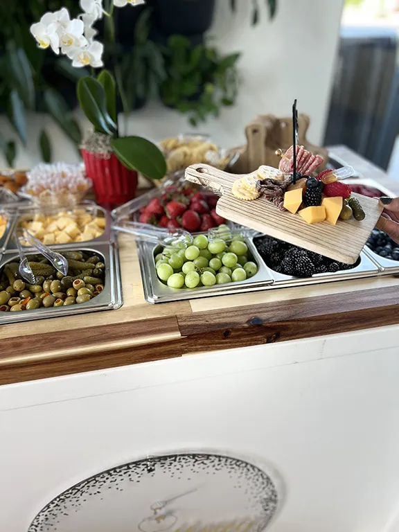 Ein Mobilgerät zeigt digitale Karten und Reiseinformationen, symbolisch für die mobile Erkundung Deutschlands