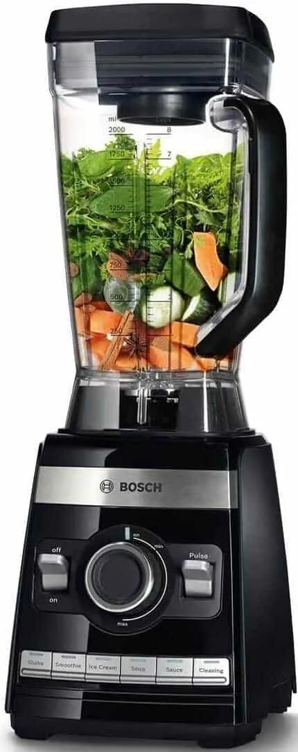 Ein moderner Bosch MMBH6P6BDE Standmixer in Aktion, der einen cremigen grünen Smoothie zubereitet.