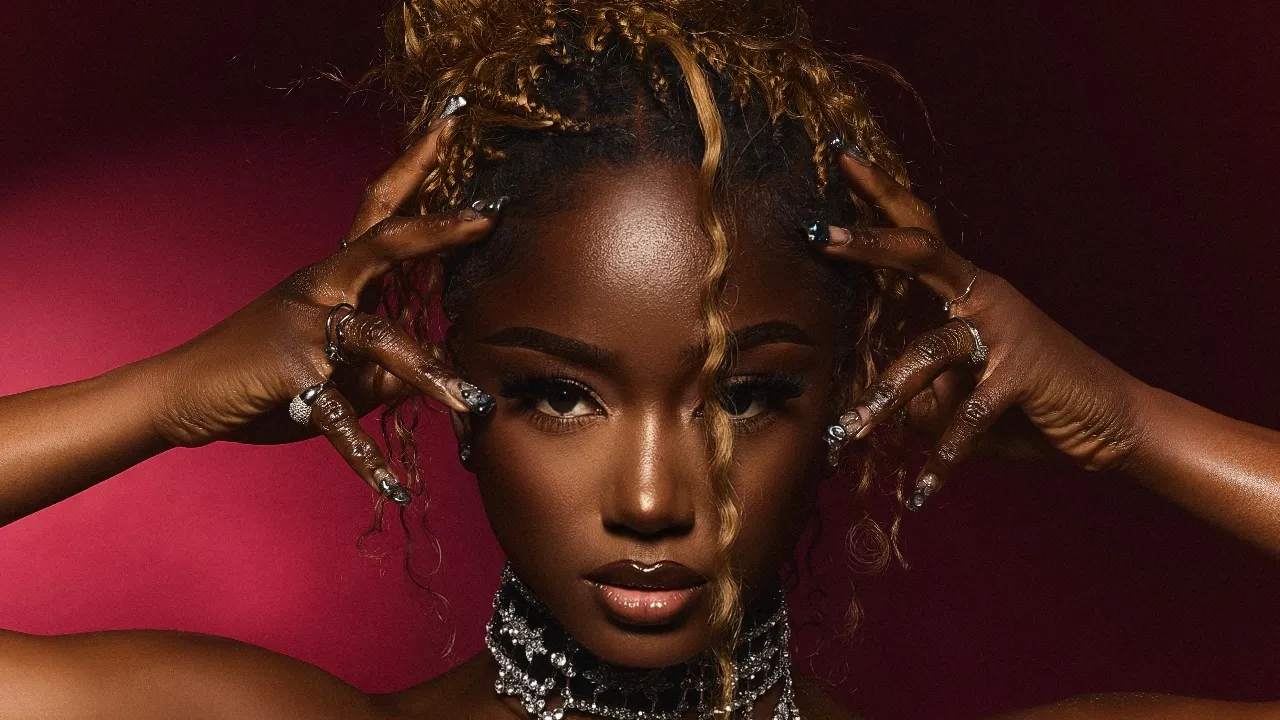 Ein modernes Wohnzimmer in Deutschland, in dem ein eleganter Deckenspanner-Kratzbaum harmonisch in die Einrichtung integriert ist.