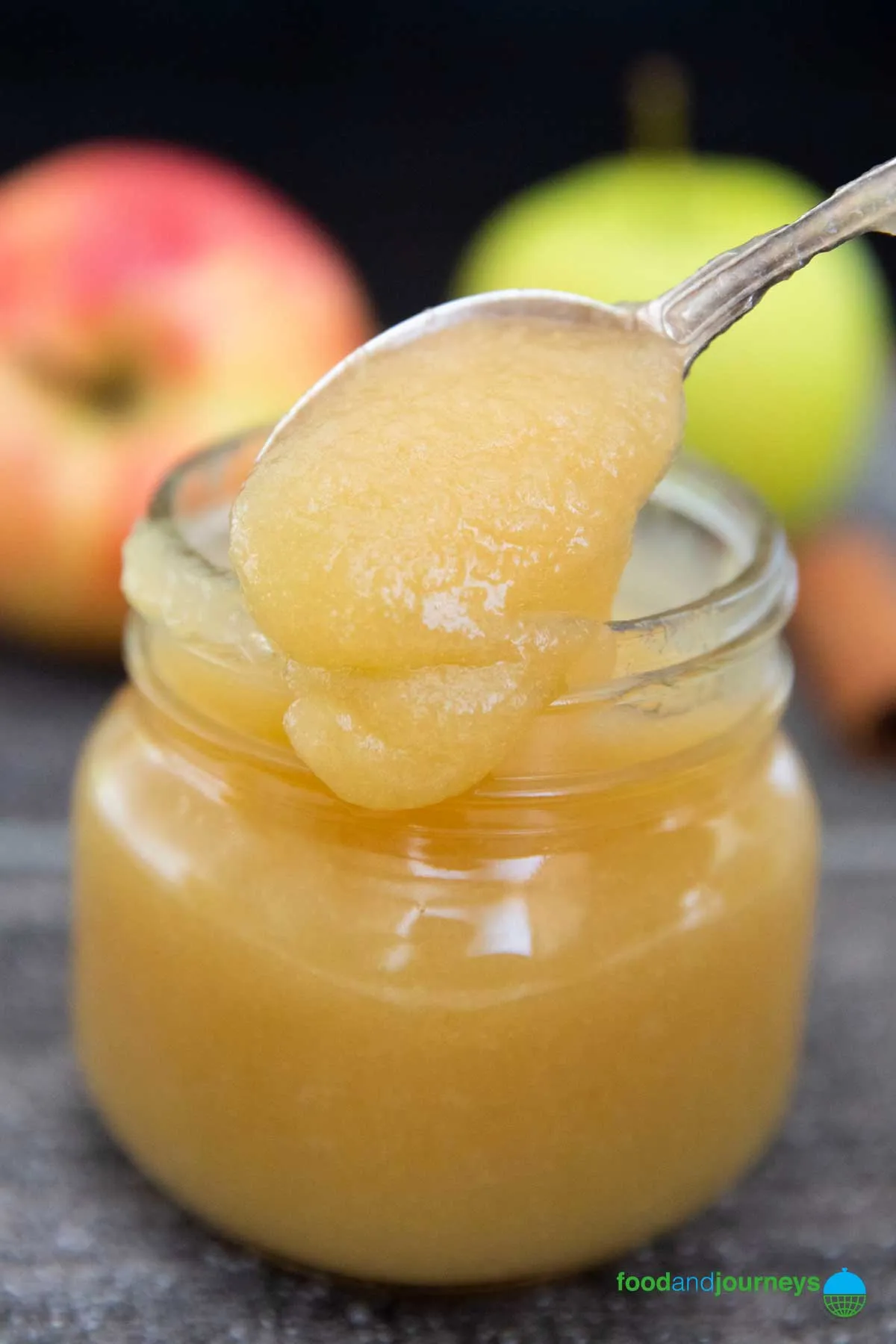 Ein Nahaufnahme eines Glases mit deutschem Apfelmus, die Textur des Pürees hervorhebend.