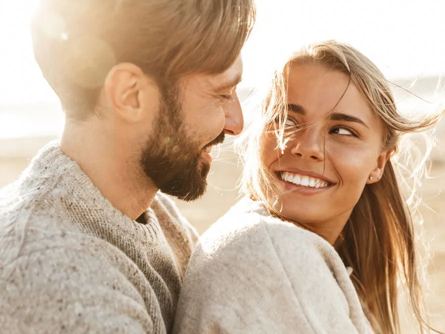 Ein Paar genießt ein romantisches Abendessen bei Kerzenschein im Hotelrestaurant