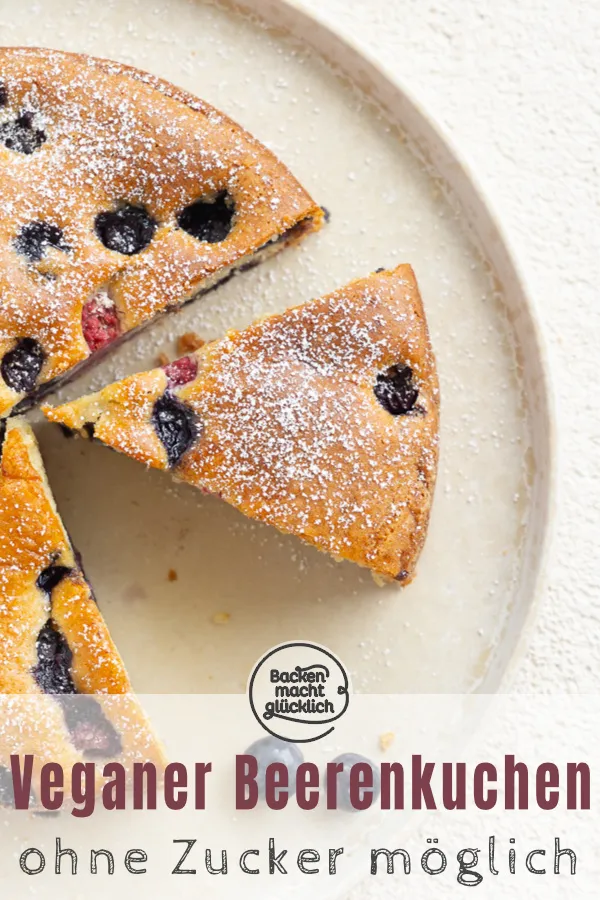 Ein perfekt gebackener veganer Beerenkuchen, bereit zum Servieren