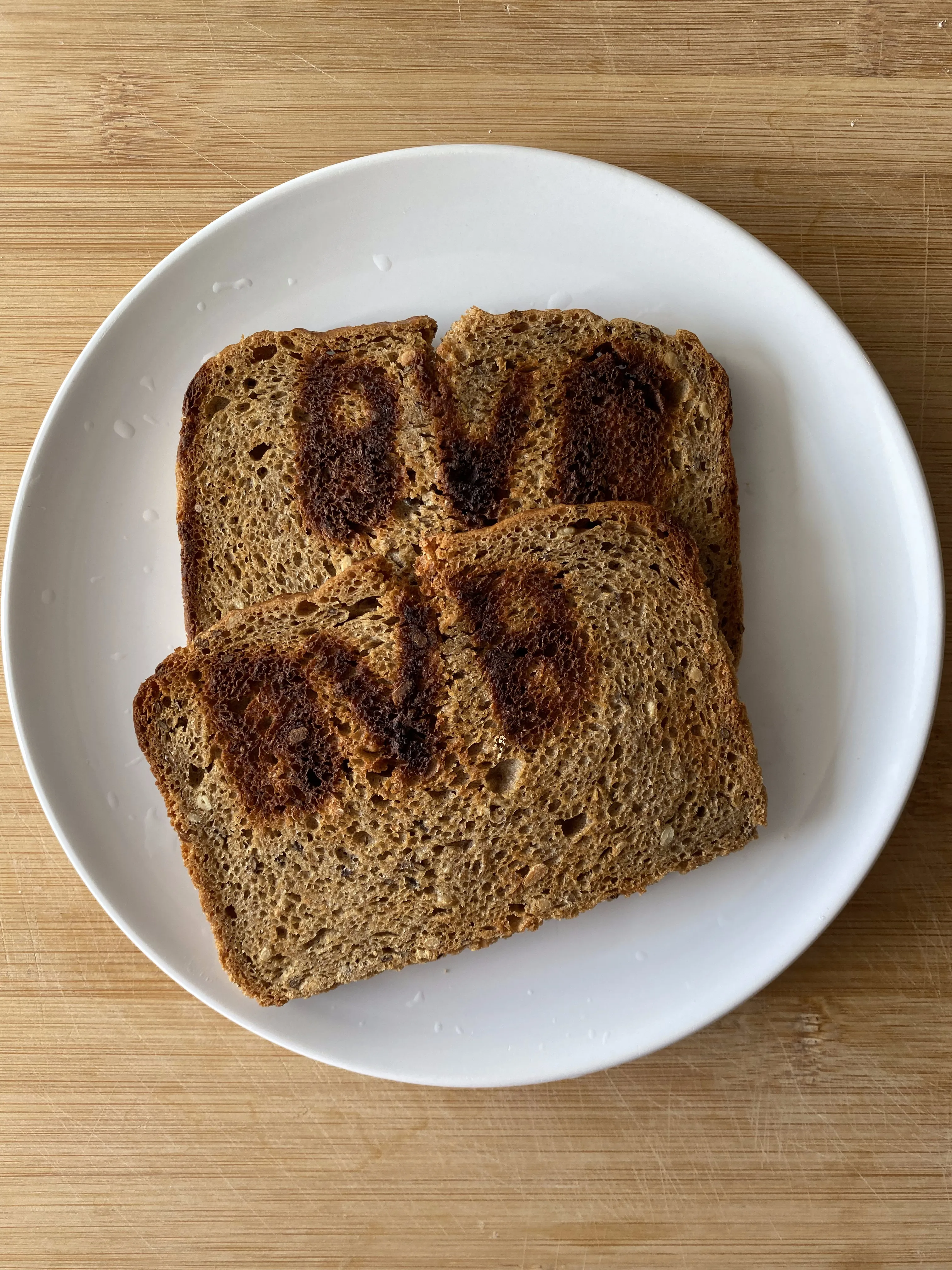 Ein perfekt gebrandeter Toast mit dem unverkennbaren BVB-Logo – ein wahrer Genuss für jeden Fan.
